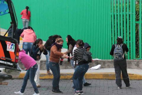 Desaloja la fuerza púbica con gas lacrimógeno a normalistas en Tlaxcala imagen 11