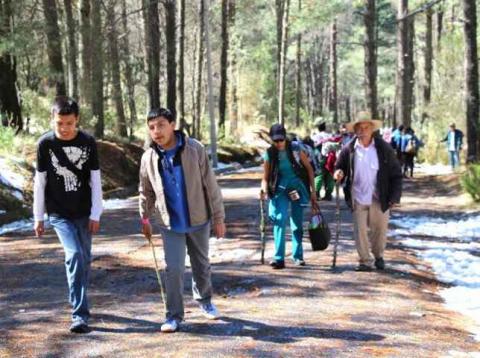 Llegan cientos de visitantes a la nieva de la Malintzi imagen 18
