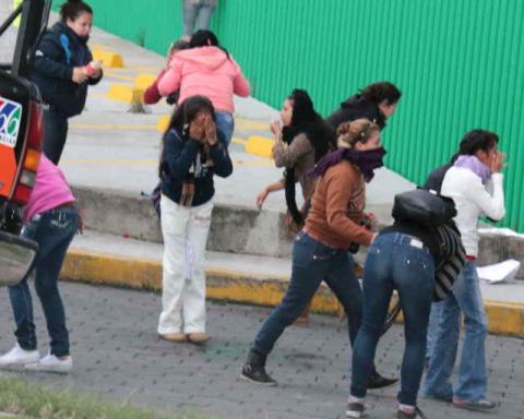 Desaloja la fuerza púbica con gas lacrimógeno a normalistas en Tlaxcala imagen 24