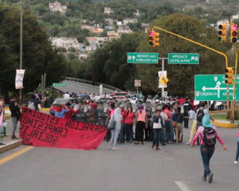 Desaloja la fuerza púbica con gas lacrimógeno a normalistas en Tlaxcala imagen 15