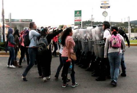 Desaloja la fuerza púbica con gas lacrimógeno a normalistas en Tlaxcala imagen 20