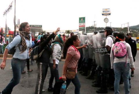Desaloja la fuerza púbica con gas lacrimógeno a normalistas en Tlaxcala imagen 17