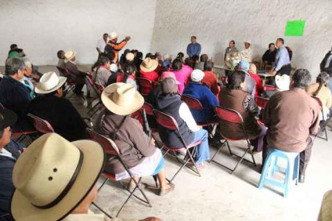 Celis Galicia entrega equipo de cómputo a comisaría ejidal imagen 2