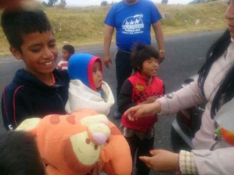 Ilusiona “El vochoton 2016” a niños de zonas marginadas imagen 6