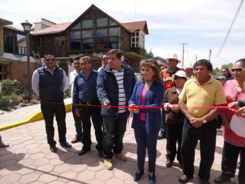 Inaugura Senadora y alcalde de Tzompantepec pavimentación de calle Venus imagen 1