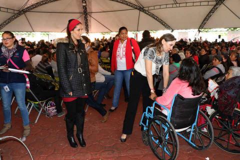 Apizaquenses resultan beneficiados con sillas de ruedas imagen 2