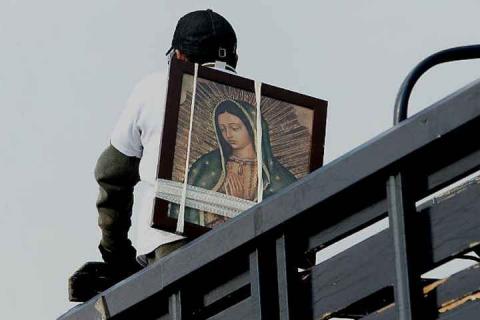 Miles de peregrinos cruzan por Tlaxcala rumbo a la Villa de Guadalupe imagen 1