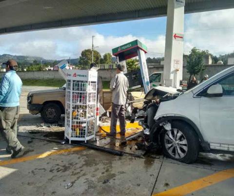 Detiene su loca carrera contra una bomba despachadora de gasolina imagen 1