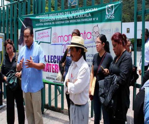 Se manifiestan trabajadores frente a instalaciones de clínica 8 del IMSS imagen 1