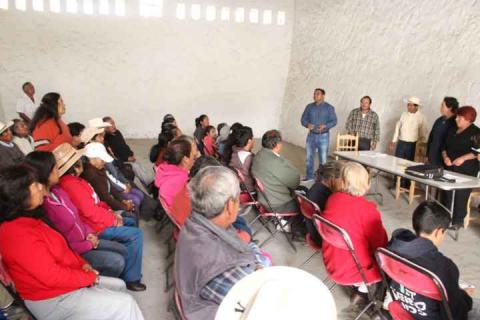 Celis Galicia entrega equipo de cómputo a comisaría ejidal imagen 3