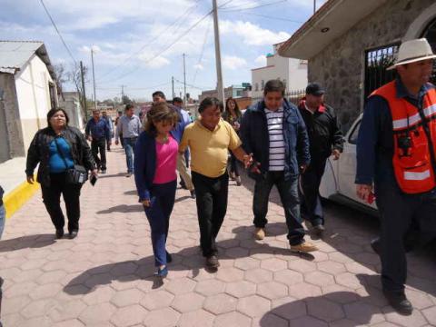 Inaugura Senadora y alcalde de Tzompantepec pavimentación de calle Venus imagen 3
