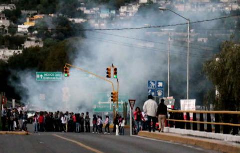 Desaloja la fuerza púbica con gas lacrimógeno a normalistas en Tlaxcala imagen 18