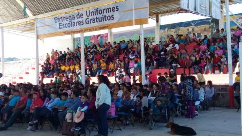 Invierte Texoloc más de 500 mil pesos en uniformes escolares imagen 2