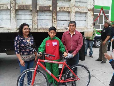 “Ayúdame a llegar” benefició a 50 alumnos de Teacalco imagen 1