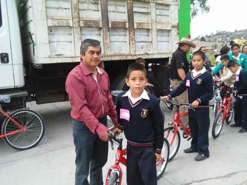 “Ayúdame a llegar” benefició a 50 alumnos de Teacalco imagen 2