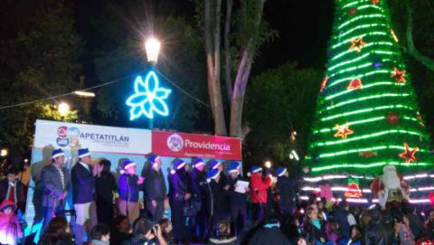 Ilumina árbol gigante navidad en Apetatitlán imagen 2