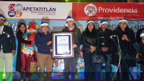 Ilumina árbol gigante navidad en Apetatitlán imagen 1