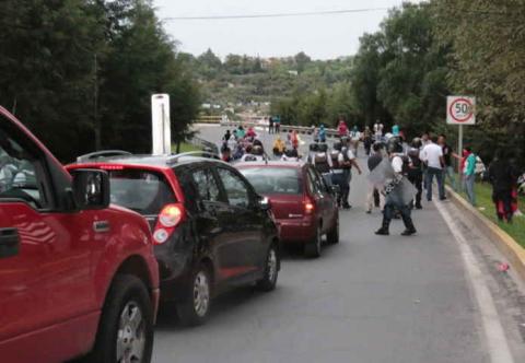 Desaloja la fuerza púbica con gas lacrimógeno a normalistas en Tlaxcala imagen 25