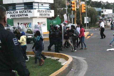 Desaloja la fuerza púbica con gas lacrimógeno a normalistas en Tlaxcala imagen 12