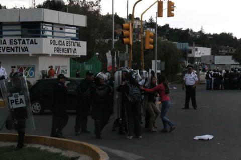 Desaloja la fuerza púbica con gas lacrimógeno a normalistas en Tlaxcala imagen 30