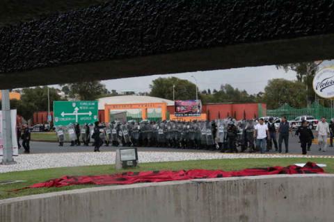Desaloja la fuerza púbica con gas lacrimógeno a normalistas en Tlaxcala imagen 14