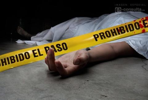 Cae campesino con tractor a la barranca y muere