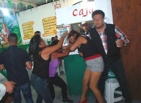 Escándalos de borrachos y borrachas en la Feria de Tlaxcala 2015 imagen 12