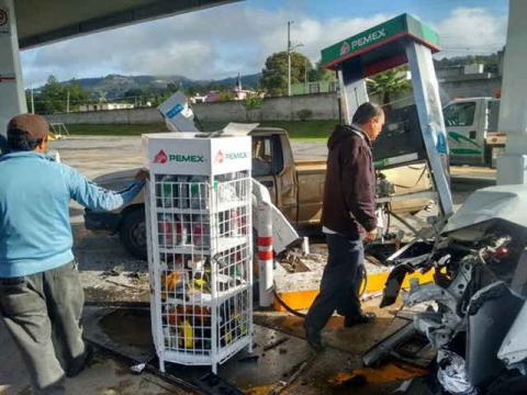 Detiene su loca carrera contra una bomba despachadora de gasolina imagen 2