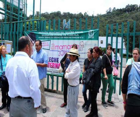 Se manifiestan trabajadores frente a instalaciones de clínica 8 del IMSS imagen 2
