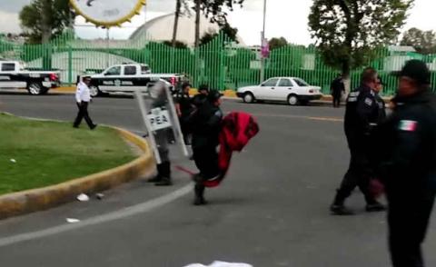 Desaloja la fuerza púbica con gas lacrimógeno a normalistas en Tlaxcala imagen 23