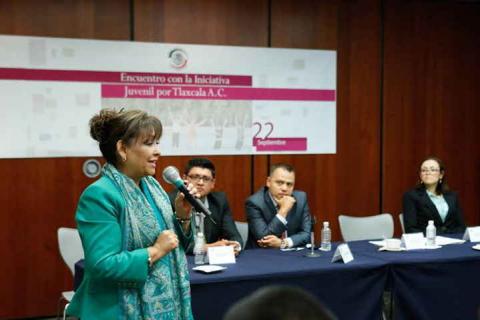 Lorena Cuéllar recibe a jóvenes tlaxcaltecas en el Senado imagen 4