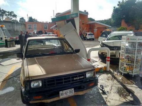 Detiene su loca carrera contra una bomba despachadora de gasolina imagen 3
