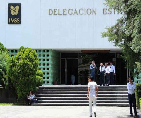 Se manifiestan trabajadores frente a instalaciones de clínica 8 del IMSS imagen 3