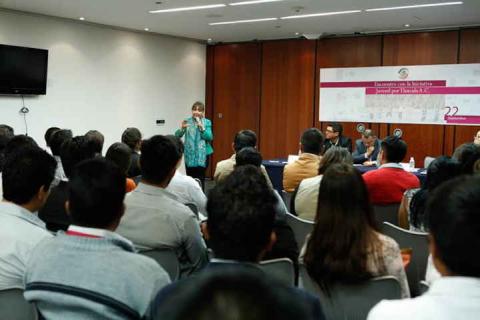 Lorena Cuéllar recibe a jóvenes tlaxcaltecas en el Senado imagen 3