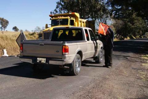 Reanudan rehabilitación de tramo carretero en Nanacamilpa imagen 4
