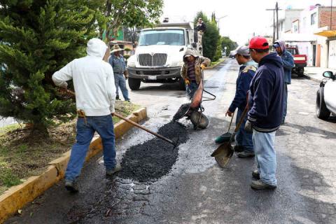 Aplica el ayuntamiento 21 metros cúbicos de asfalto