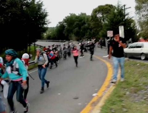 Desaloja la fuerza púbica con gas lacrimógeno a normalistas en Tlaxcala imagen 29
