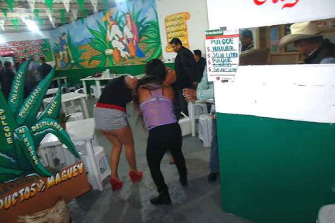Escándalos de borrachos y borrachas en la Feria de Tlaxcala 2015 imagen 6