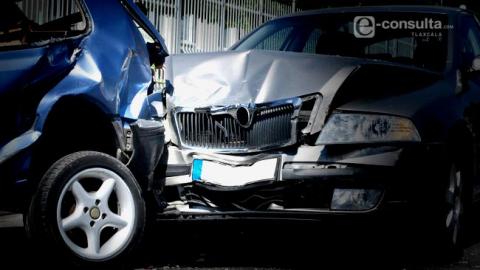 Se vuelca por exceso de velocidad