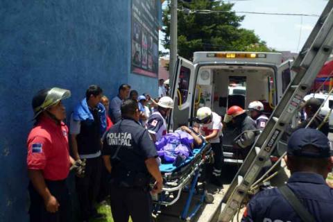Auxilia policía capitalina a electrocutado en Loma Bonita