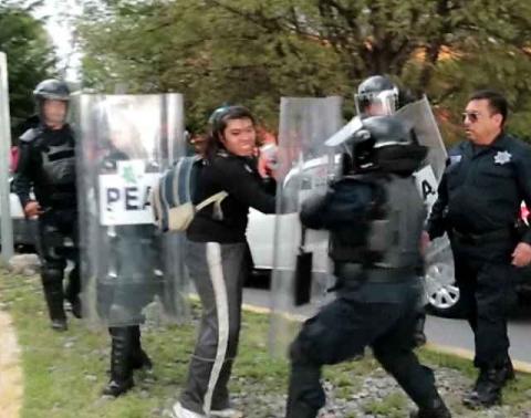 Desaloja la fuerza púbica con gas lacrimógeno a normalistas en Tlaxcala imagen 21