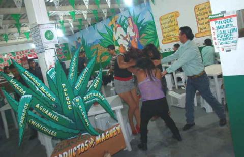 Escándalos de borrachos y borrachas en la Feria de Tlaxcala 2015 imagen 2