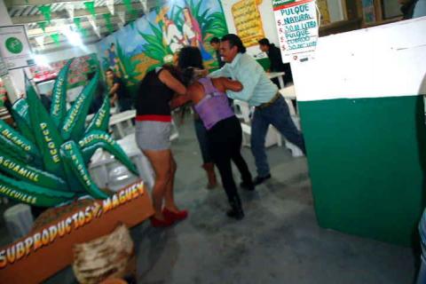 Escándalos de borrachos y borrachas en la Feria de Tlaxcala 2015 imagen 9