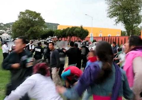 Desaloja la fuerza púbica con gas lacrimógeno a normalistas en Tlaxcala imagen 22