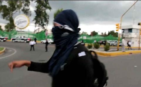 Desaloja la fuerza púbica con gas lacrimógeno a normalistas en Tlaxcala imagen 32