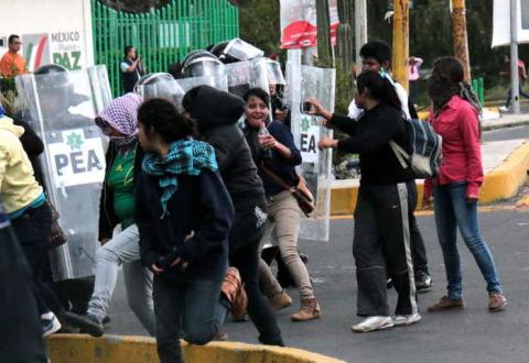 Desaloja la fuerza púbica con gas lacrimógeno a normalistas en Tlaxcala imagen 9