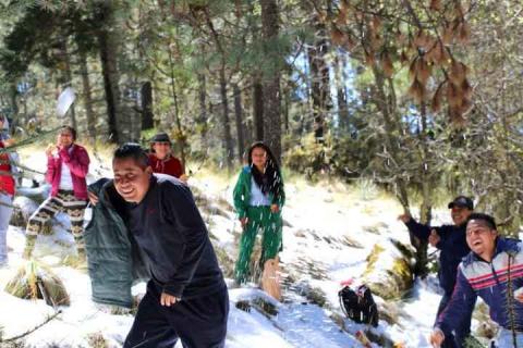 Llegan cientos de visitantes a la nieva de la Malintzi imagen 12
