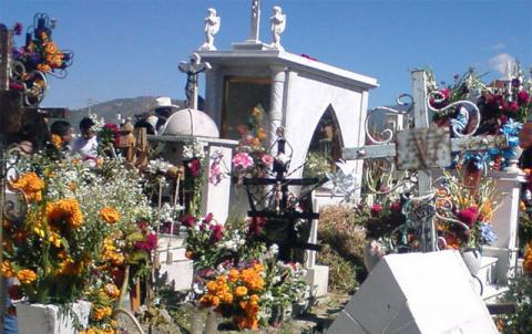 Hallan un muerto en panteón de San Pablo del Monte… sobre una tumba