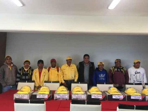 Alcalde dota de uniformes a la brigada rural contra-incendio forestales imagen 1