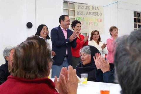 Acude el alcalde de Apizaco al festejo del Día del Abuelo en San Isidro imagen 1